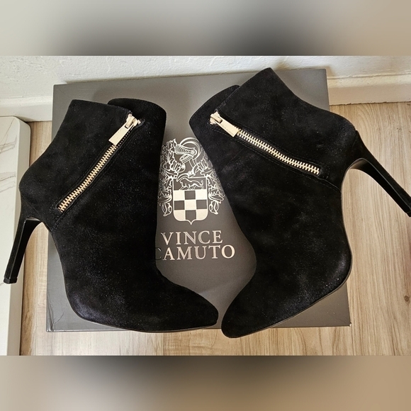 VINCE CAMUTO Black Heeled Boots – Size 7M – With Original Box 🖤👢 - Picture 4 of 9